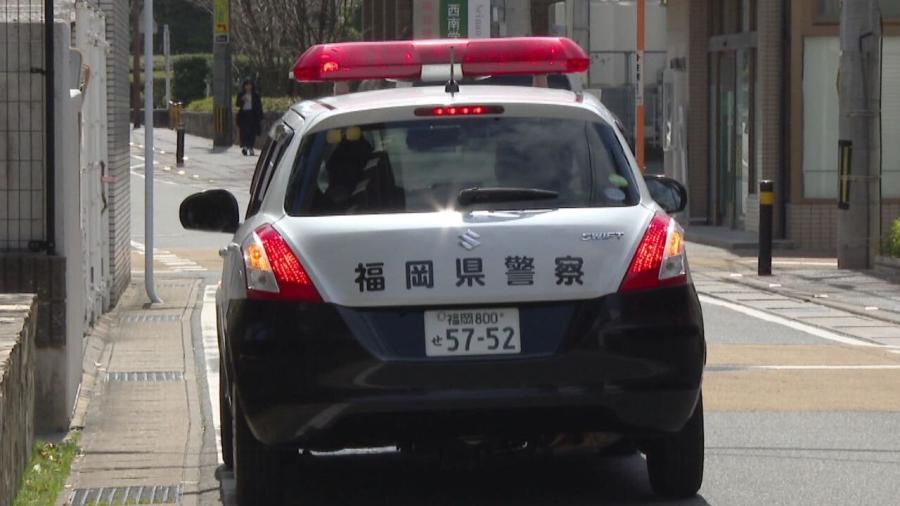 軽乗用車がパトカーを追い越し信号無視して左折→逃走中にガードレールに衝突 軽傷の24歳男性から基準値超のアルコール検出 飯塚市