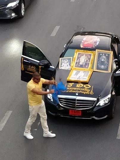 ベンツの男 国王陛下の写真掲げヘビを殺す 警察が拘束 タイ