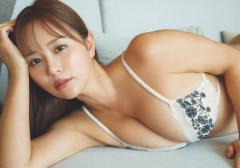 声優・井口裕香、美ボディ際立つ水着姿「週プレ」表紙＆巻頭グラビア登場