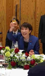 高市首相の乾杯に「下品」「居酒屋じゃないんだぞ」 オチラル首相との会食でグラスを頭上に掲げるのイメージ画像