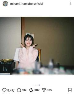 浜辺美波の自然体な笑顔にファン癒やされる プライベート旅行写真大量公開にファン大興奮のイメージ画像