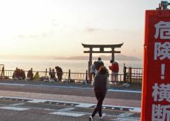 琵琶湖の撮影スポット 観光客のマナー違反に神社困惑 「鳥居への危険横断やめて」 打ち出された苦肉の策は