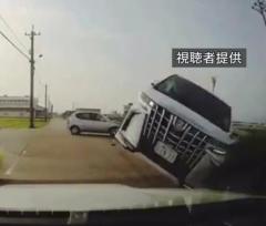 運転席へ直撃か？「痛ってえ！」 吹っ飛んだ車…目の前に迫る【衝撃ドラレコ】交差点で3台絡む事故 富山・射水市のイメージ画像