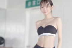八伏紗世、衝撃の10頭身ボディ