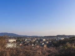 大牟田市の街を包む、冬の青のイメージ画像