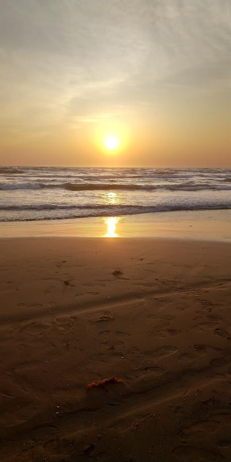夕日に染まる千里浜海岸のイメージ画像