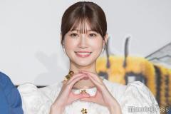 生見愛瑠、膝上ミニ丈で美脚スラリ「理想のスタイル」「大人っぽい」と絶賛の声