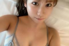 石田優美、ベッド上のふっくら自撮りのイメージ画像