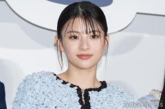 出口夏希、タンクトップ＆個性的スカートから美脚チラリ「スタイル抜群」「大人っぽい」と反響