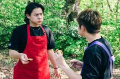 キンプリ・平野紫耀、鋭い視線のモグモグ顔が愛おしい！岸優太の横顔はあの人気者そっくり？