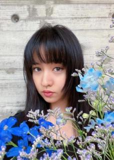 Koki、ブルーの瞳に吸い込まれそう！花にも負けない洗練された美しさのイメージ画像