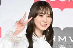 加藤史帆、ほっそり美脚輝く衣装姿「スタイル良い」「上品で美しい」と反響