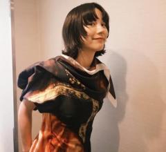 のん「クラシカルでいてモダンなデザイン」“極上の軽やかな”ドレス姿に反響