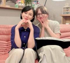 清原果耶、“母”とソファーでくつろぐ2ショット「美人母娘！」「かわいいオフショット」「幸せすぎます」 ドラマ『初恋DOGs』で坂井真紀と親子役