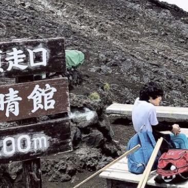 富士山に42ものニセの矢印 信じて進むとクレバスに行き危険