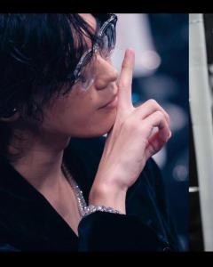 神宮寺勇太、色気漂う美しい横顔に魅せられる！ジュエリー煌めく黒スーツ姿が最強のイメージ画像