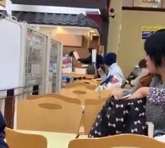 フードコートで店員をトレーで殴打する動画が拡散 神戸市