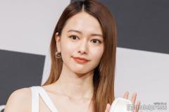 山本舞香、大胆スリットドレスで美脚披露 “今までで1番痛かった”エピソード明かす「両膝にあざが」