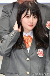 “可愛すぎる新喜劇女優”小寺真理、ミニスカポリス姿で美脚披露 ファンから絶賛の声