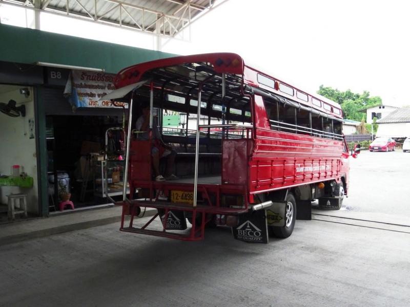 【タイ】小路を走る一律21円の赤いトラックが便利