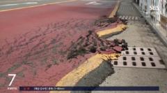 猛暑でアスファルトがアイスクリームのように溶け、下水溝に流れる＝韓国のイメージ画像