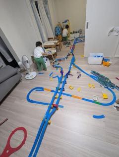 「新幹線大爆破」をプラレールで再現！？6歳児が床いっぱいに広げた超大作のイメージ画像