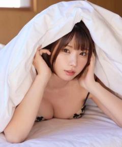 えなこ、飾った表紙が“300冊”達成！むにっと押し付けた美胸のランジェリー姿にファンドキドキ♡