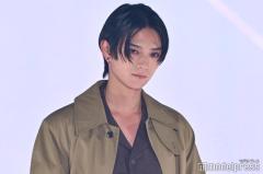 岩瀬洋志、クールな視線でオーラ放つ【GirlsAward 2025SS】