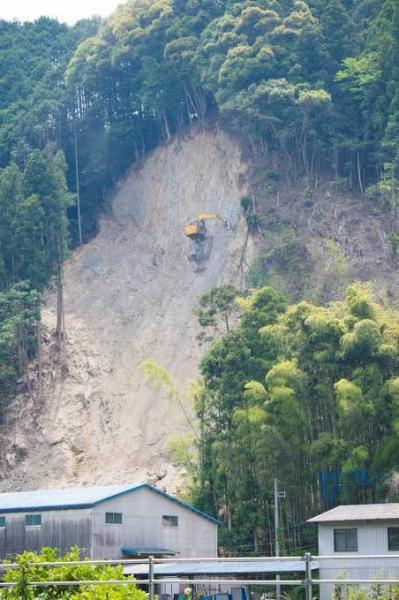 最近の重機は崖をも登