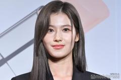 TWICEサナ、美背中＆圧巻美脚輝くベアトップドレス姿「究極の美」「女神」と反響