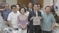 岸田総理「やっぱりこっちにしようかな」自民党の沖縄物産展で「かりゆし」など購入のイメージ画像