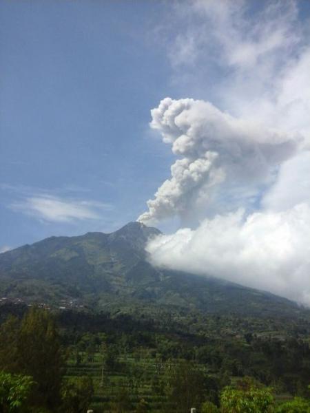 ジャワ島メラピ山が再び噴火 噴煙1200m上昇 インドネシア