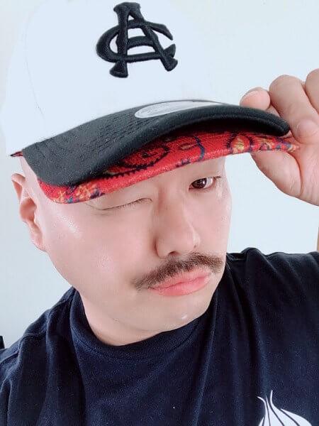 クロちゃん、キャップを二重にかぶるウケ狙いツイートにも冷ややかな声続出