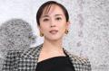 比嘉愛未、圧巻美脚際立つミニ丈×ピンヒール姿「抜群スタイル」「異次元」の声
