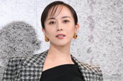 比嘉愛未、圧巻美脚際立つミニ丈×ピンヒール姿「抜群スタイル」「異次元」の声のイメージ画像