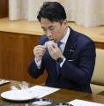 農相「どれもおいしい」 古い備蓄米試食