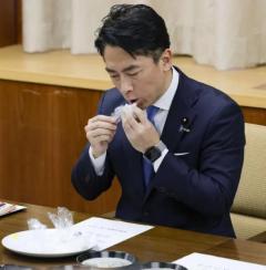 農相「どれもおいしい」 古い備蓄米試食のイメージ画像