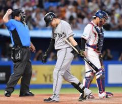 巨人・阿部監督が三回に泉口を懲罰交代 バント失敗で即決断 門脇が遊撃へ 涙目の泉口を長野が励ます