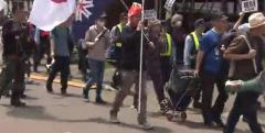 インターナショナルスクール建設巡り 移民政策反対を掲げる団体のデモに対し 差別に反対する団体が抗議のイメージ画像