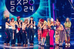 LE SSERAFIMカズハ、海外ライブでのマストアイテムは？「ストイック」と共演者驚き【NHK MUSIC EXPO 2024 収録レポ】