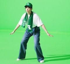 野球帽＆マフラータオル姿の“レア新垣結衣”、腰ふりふり準備運動後に盗塁の動き披露のイメージ画像