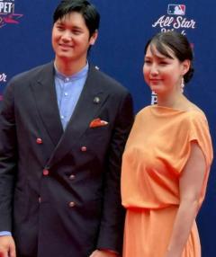 大谷翔平 2年連続で真美子夫人を伴ってレッドカーペットに登場 パパ＆ママ2ショットお披露目のイメージ画像