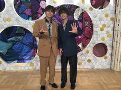 キンプリ・永瀬廉&髙橋海人、エレガントなスーツコーデで可愛いお手振りポーズ！「FNS歌謡祭」に出演