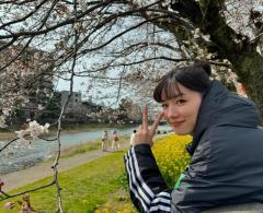 永野芽郁、桜の花が似合うキュートな笑顔！可愛さ溢れる癒やしの1枚にキュンキュンのイメージ画像