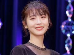 浜辺美波、最新写真集で“どすっぴん”に挑戦 異次元の美しさに「さすがシンデレラ」「ビジュ良すぎ」のイメージ画像