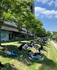 昼休みに芝生で寝転ぶ若者が増加、「公園20分間リラクゼーション法」が人気に―中国のイメージ画像