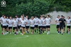 日本代表、中国戦へ25名で最終調整！古賀太陽は練習場に姿見せるもトレーナーと個別調整にのイメージ画像