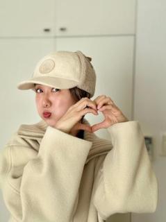 おばたのお兄さん、妻・山﨑夕貴アナのハートポーズ公開