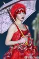 FRUITS ZIPPER鎮西寿々歌、帽子に髪インで雰囲気ガラリ 真っ赤なドレス×レース傘で魅力全開【TGC新潟2026】