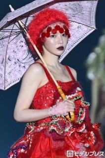 FRUITS ZIPPER鎮西寿々歌、帽子に髪インで雰囲気ガラリ 真っ赤なドレス×レース傘で魅力全開【TGC新潟2026】のイメージ画像